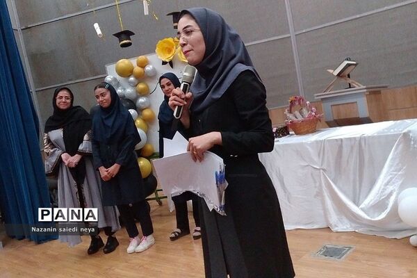 جشن فارغ‌التحصیلی دانش‌آموزان پایه نهم دبیرستان تربیت رودهن