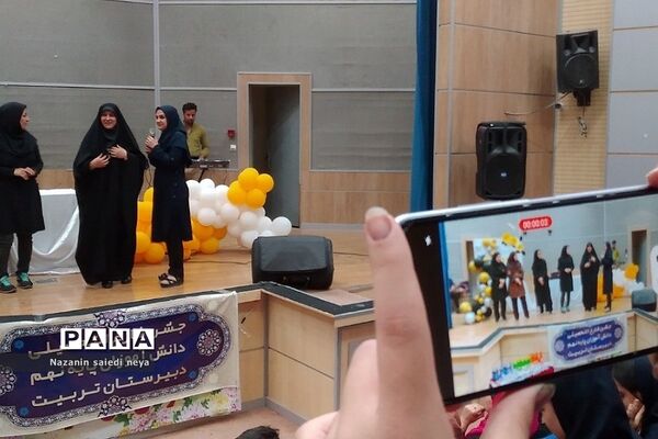 جشن فارغ‌التحصیلی دانش‌آموزان پایه نهم دبیرستان تربیت رودهن