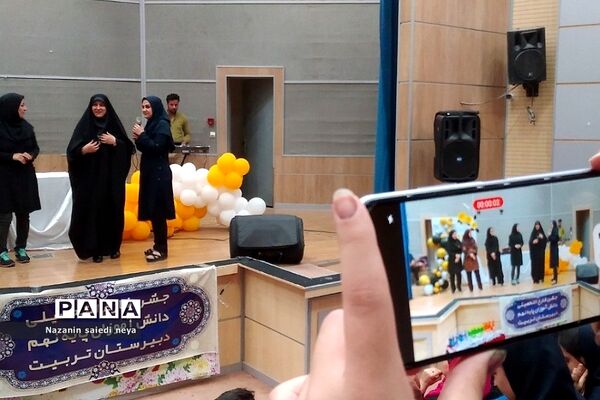 جشن فارغ‌التحصیلی دانش‌آموزان پایه نهم دبیرستان تربیت رودهن