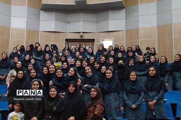 جشن فارغ‌التحصیلی دانش‌آموزان پایه نهم دبیرستان تربیت رودهن