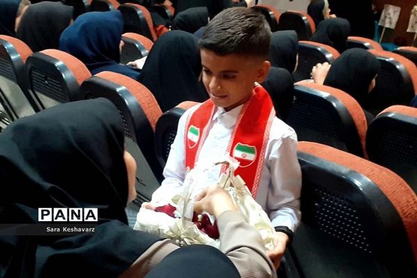 آیین تجلیل از مربیان سازمان دانش‌آموزی ناحیه 3 شیراز