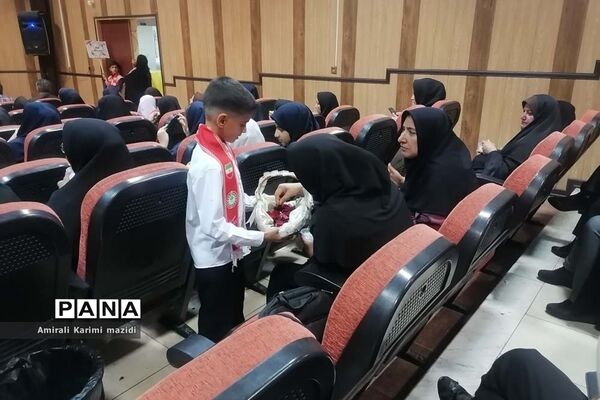 آیین تجلیل از مربیان سازمان دانش‌آموزی ناحیه 3 شیراز