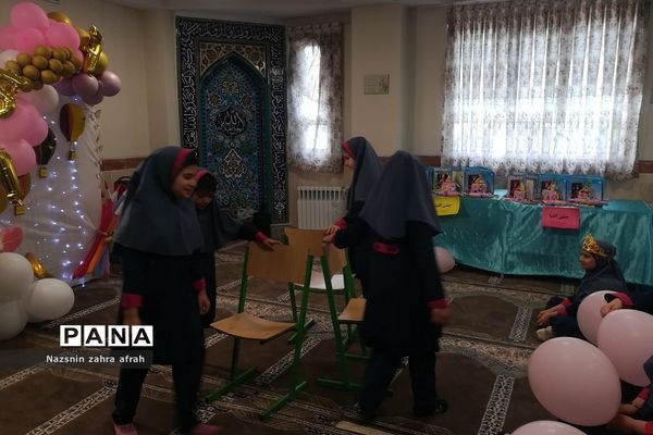 جشن الفبا دانش‌آموزان پایه اول دبستان برکت رودهن در پایان سال تحصیلی