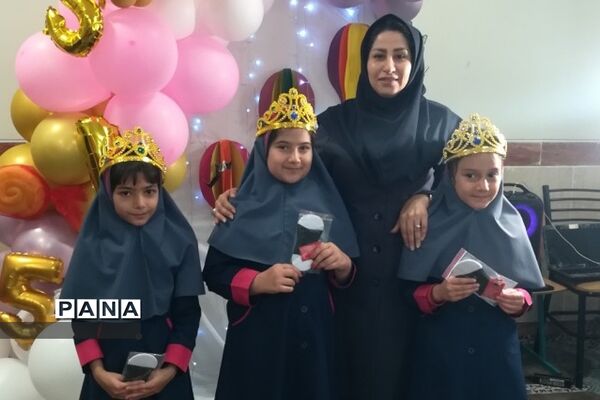جشن الفبا دانش‌آموزان پایه اول دبستان برکت رودهن در پایان سال تحصیلی