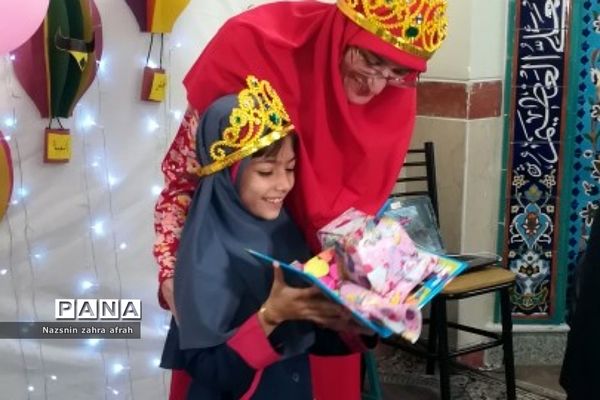 جشن الفبا دانش‌آموزان پایه اول دبستان برکت رودهن در پایان سال تحصیلی