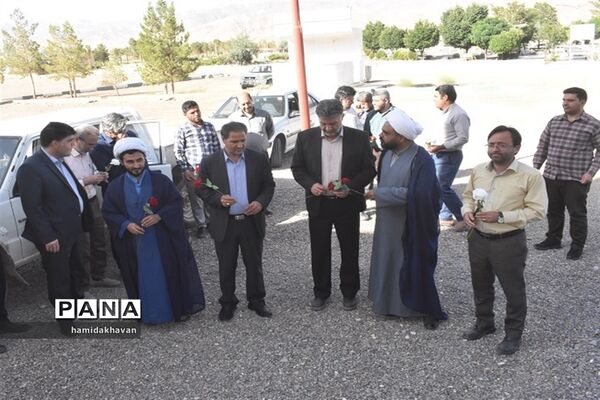 غبارروبی گلزار شهدای شهرستان بهاباد به‌مناسبت هفته جهاد کشاورزی
