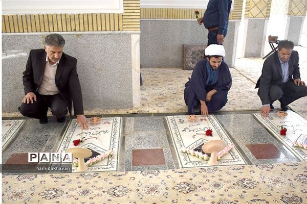غبارروبی گلزار شهدای شهرستان بهاباد به‌مناسبت هفته جهاد کشاورزی