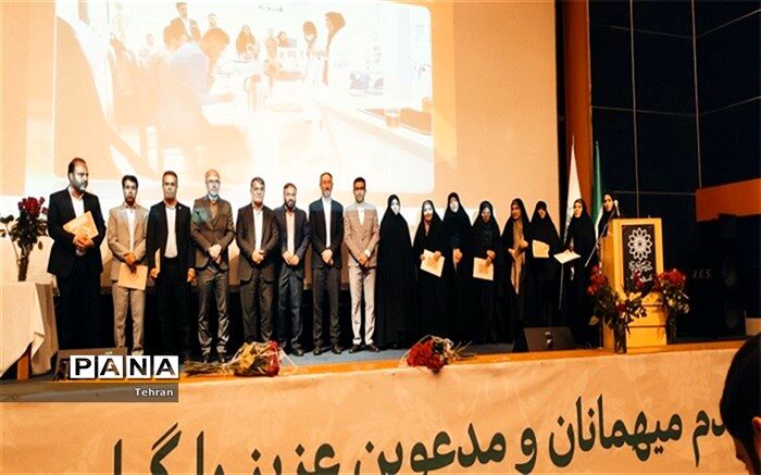 تجلیل از برگزیدگان منطقه‌ای جشنواره نوجوان خوارزمی در منطقه 17 شهر تهران
