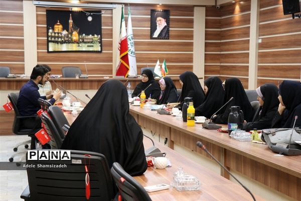 نشست نقد و اصلاح کتب درسی در محل سازمان دانش‌آموزی