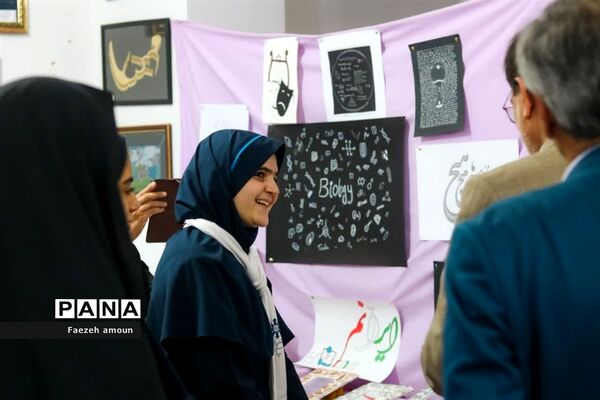 برپایی نمایشگاه فرهنگ و هنر در نگارخانه دبیرستان فرزانگان یزد