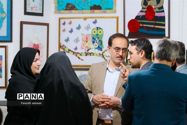 برپایی نمایشگاه فرهنگ و هنر در نگارخانه دبیرستان فرزانگان یزد
