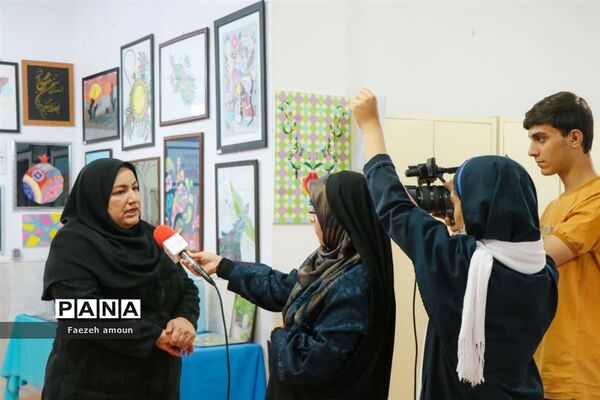 برپایی نمایشگاه فرهنگ و هنر در نگارخانه دبیرستان فرزانگان یزد