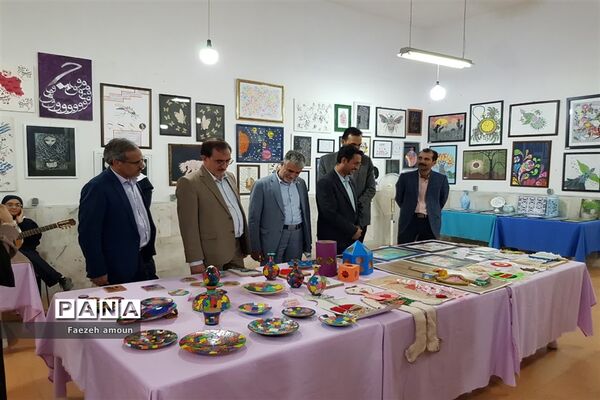 برپایی نمایشگاه فرهنگ و هنر در نگارخانه دبیرستان فرزانگان یزد