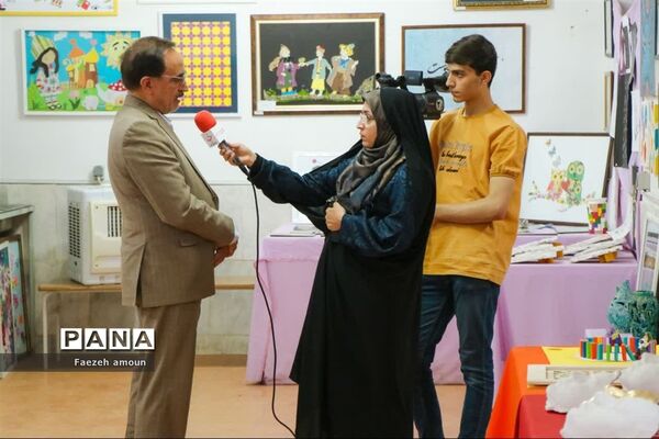 برپایی نمایشگاه فرهنگ و هنر در نگارخانه دبیرستان فرزانگان یزد