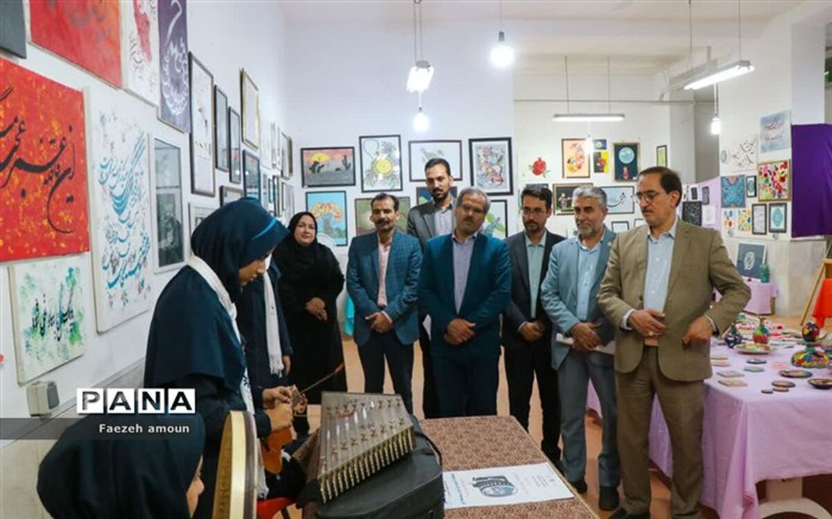 برگزاری نمایشگاه فرهنگ و هنر در نگارخانه دبیرستان فرزانگان یزد
