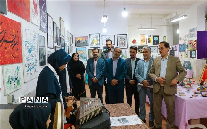 برگزاری نمایشگاه فرهنگ و هنر در نگارخانه دبیرستان فرزانگان یزد