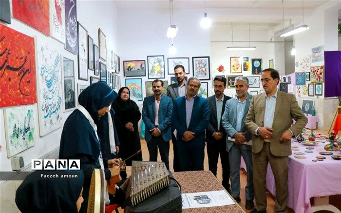 برگزاری نمایشگاه فرهنگ و هنر در نگارخانه دبیرستان فرزانگان یزد