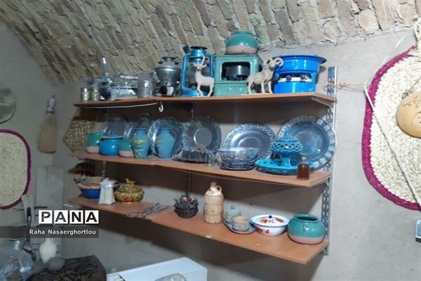 هفته صنایع‌دستی و بازدید دانش‌آموزان منطقه جوادآباد از کارهای دستی مهری تاجیک کار‌آفرین روستای محمد‌آباد عرب‌ها