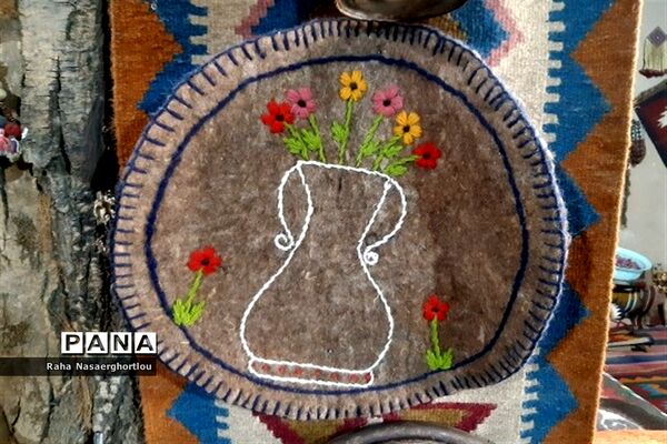 هفته صنایع‌دستی و بازدید دانش‌آموزان منطقه جوادآباد از کارهای دستی مهری تاجیک کار‌آفرین روستای محمد‌آباد عرب‌ها