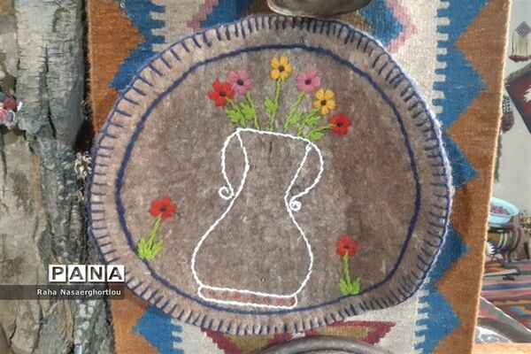 هفته صنایع‌دستی و بازدید دانش‌آموزان منطقه جوادآباد از کارهای دستی مهری تاجیک کار‌آفرین روستای محمد‌آباد عرب‌ها
