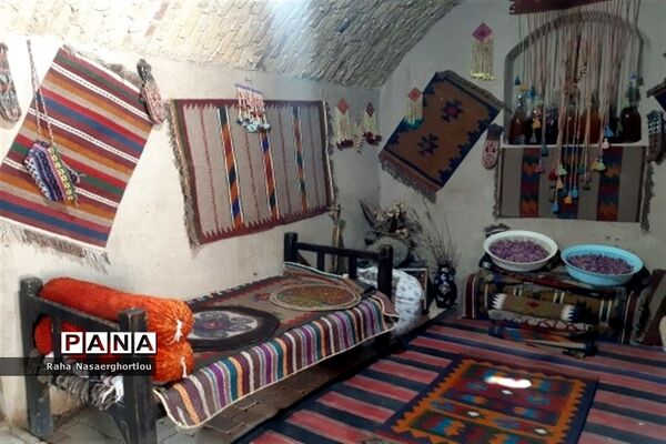 هفته صنایع‌دستی و بازدید دانش‌آموزان منطقه جوادآباد از کارهای دستی مهری تاجیک کار‌آفرین روستای محمد‌آباد عرب‌ها