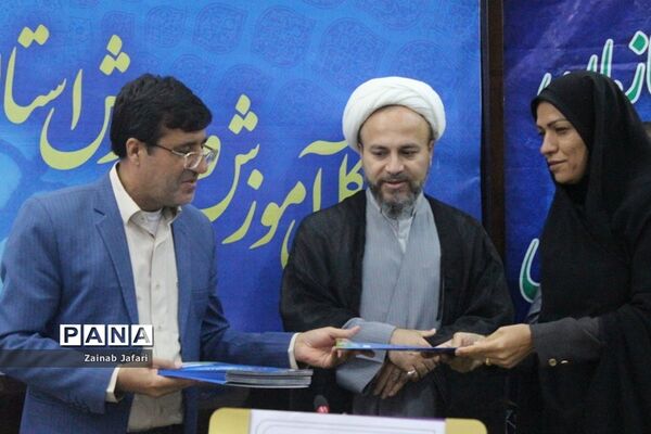 تجلیل از مربیان و دانش ‌آموزان برتر عضو سازمان دانش‌آموزی استان بوشهر