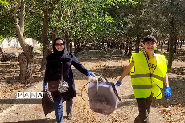 دانش‌آموزان دوستدار محیط‌زیست به کمک پاکبانان برای پاکسازی محیط زیست رفتند