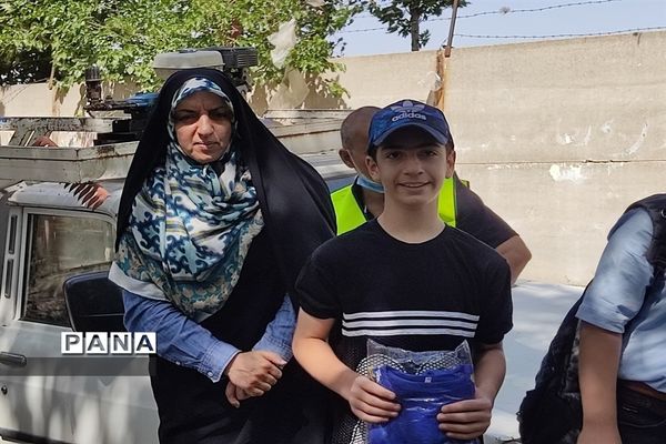 دانش‌آموزان دوستدار محیط‌زیست به کمک پاکبانان برای پاکسازی محیط زیست رفتند