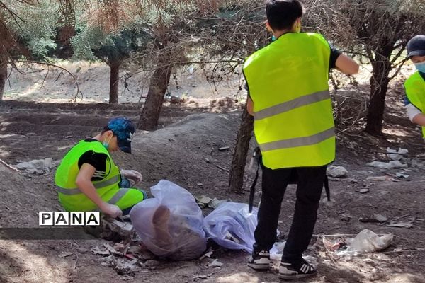 دانش‌آموزان دوستدار محیط‌زیست به کمک پاکبانان برای پاکسازی محیط زیست رفتند