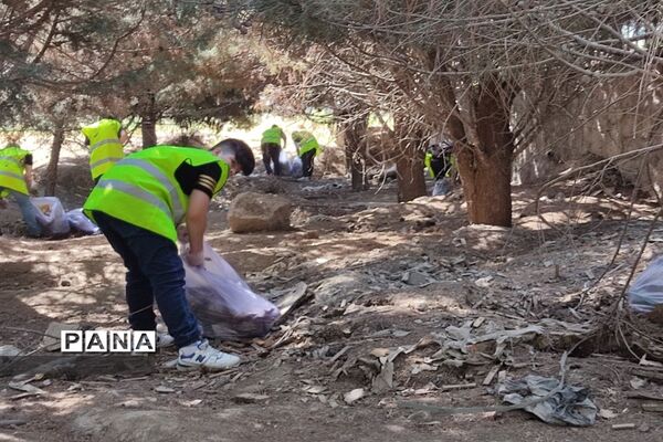 دانش‌آموزان دوستدار محیط‌زیست به کمک پاکبانان برای پاکسازی محیط زیست رفتند