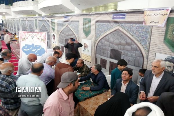 برپایی میز خدمت آموزش و پرورش قم در نماز جمعه