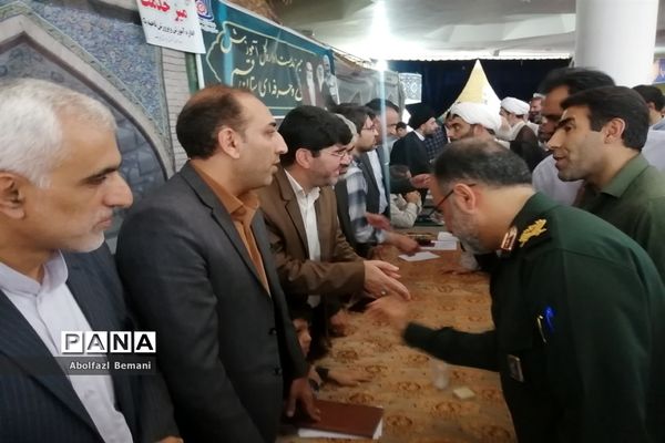 برپایی میز خدمت آموزش و پرورش قم در نماز جمعه