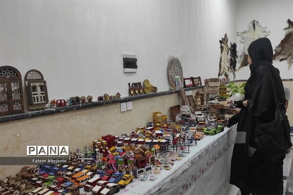 بازدید معاون پرورشی و تربیت‌بدنی آموزش و پرورش شهرستان قرچک از نمایشگاه صنایع‌دستی شهرستان‌