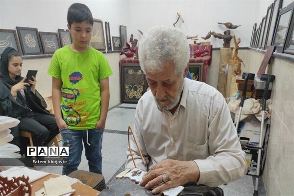 بازدید معاون پرورشی و تربیت‌بدنی آموزش و پرورش شهرستان قرچک از نمایشگاه صنایع‌دستی شهرستان‌