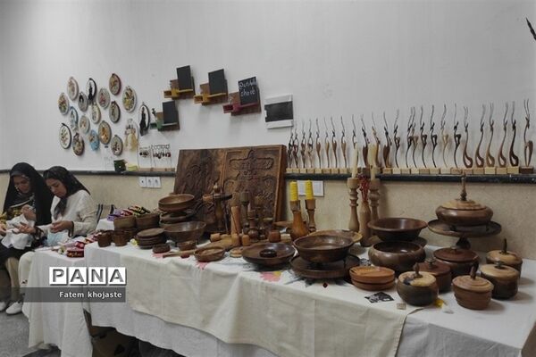بازدید معاون پرورشی و تربیت‌بدنی آموزش و پرورش شهرستان قرچک از نمایشگاه صنایع‌دستی شهرستان‌