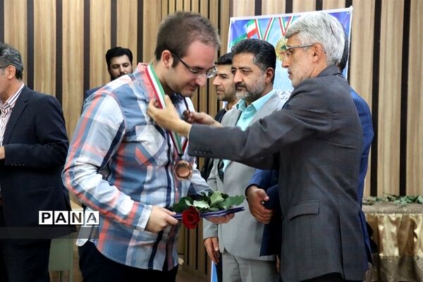 آیین تجلیل از مدال‌آوران المپیاد‌های علمی استان البرز