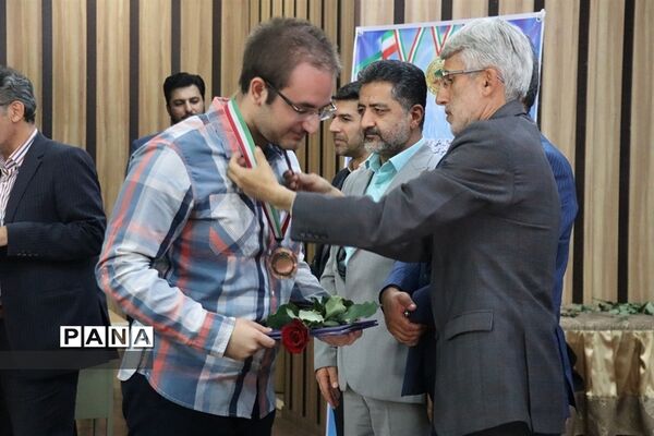 آیین تجلیل از مدال‌آوران المپیاد‌های علمی استان البرز