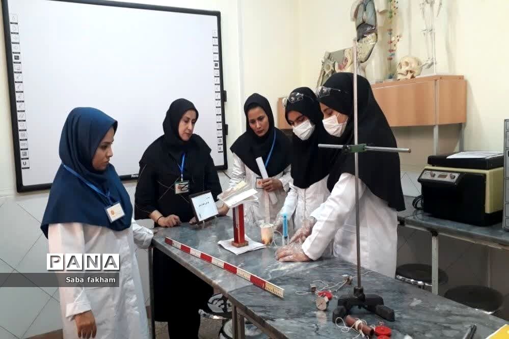 مسابقه محور علوم آزمایشگاهی در پژوهش‌سرای احمدی روشن ناحیه یک بهارستان