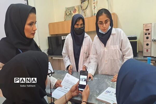 مسابقه محور علوم آزمایشگاهی در پژوهش‌سرای احمدی روشن ناحیه یک بهارستان
