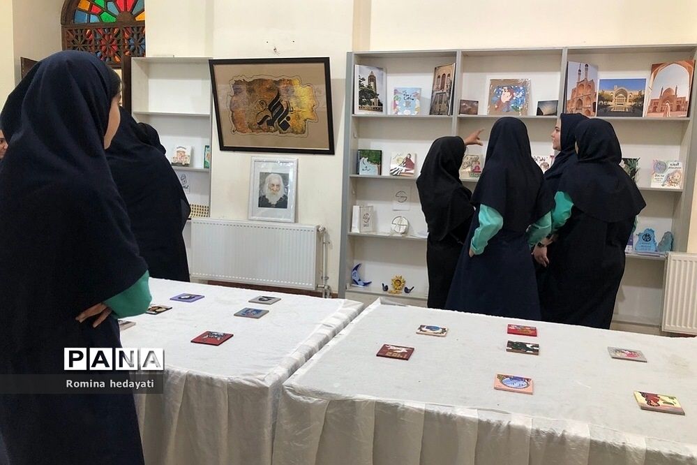 نمایشگاه دستاوردهای دانش‌آموزان هنرستان مبتکران رودهن‌