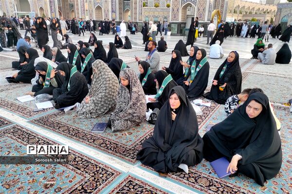 قرائت زیارت عاشورا توسط مربیان سازمان دانش‌آموزی شهرستان داراب در حرم مطهر امام رضا (ع)