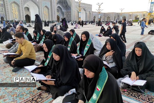 قرائت زیارت عاشورا توسط مربیان سازمان دانش‌آموزی شهرستان داراب در حرم مطهر امام رضا (ع)