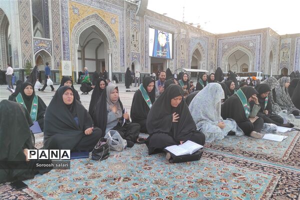 قرائت زیارت عاشورا توسط مربیان سازمان دانش‌آموزی شهرستان داراب در حرم مطهر امام رضا (ع)