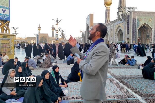 قرائت زیارت عاشورا توسط مربیان سازمان دانش‌آموزی شهرستان داراب در حرم مطهر امام رضا (ع)