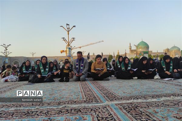 قرائت زیارت عاشورا توسط مربیان سازمان دانش‌آموزی شهرستان داراب در حرم مطهر امام رضا (ع)