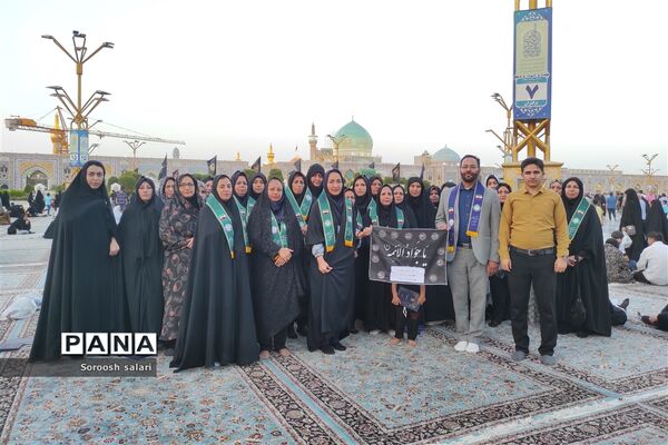 قرائت زیارت عاشورا توسط مربیان سازمان دانش‌آموزی شهرستان داراب در حرم مطهر امام رضا (ع)