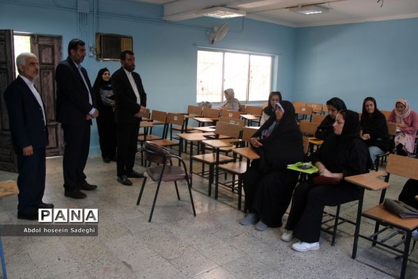 حضور دلگرم‌کننده والدین در کنار فرزندان در حوزه امتحانی تیزهوشان (سمپاد)