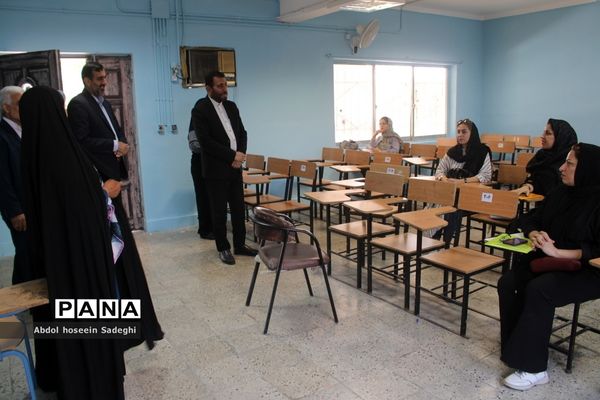 حضور دلگرم‌کننده والدین در کنار فرزندان در حوزه امتحانی تیزهوشان (سمپاد)