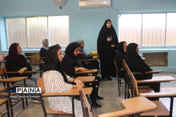 حضور دلگرم‌کننده والدین در کنار فرزندان در حوزه امتحانی تیزهوشان (سمپاد)