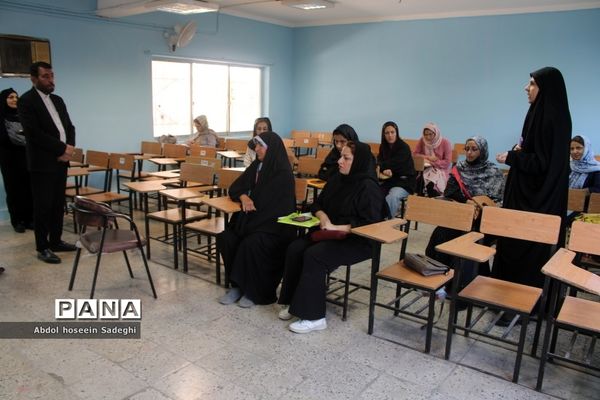 حضور دلگرم‌کننده والدین در کنار فرزندان در حوزه امتحانی تیزهوشان (سمپاد)